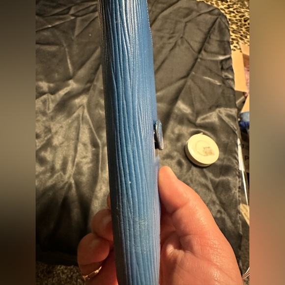 Louis Vuitton Blue EPI wallet. Kisslock coin area Authenticate. View pictures - Picture 7 of 16